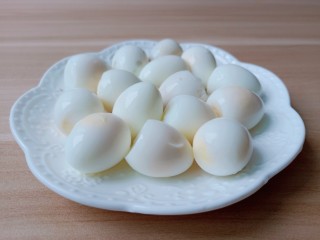 桂圆鸡蛋汤,煮好的鹌鹑蛋立马过凉水，剥起来方便。