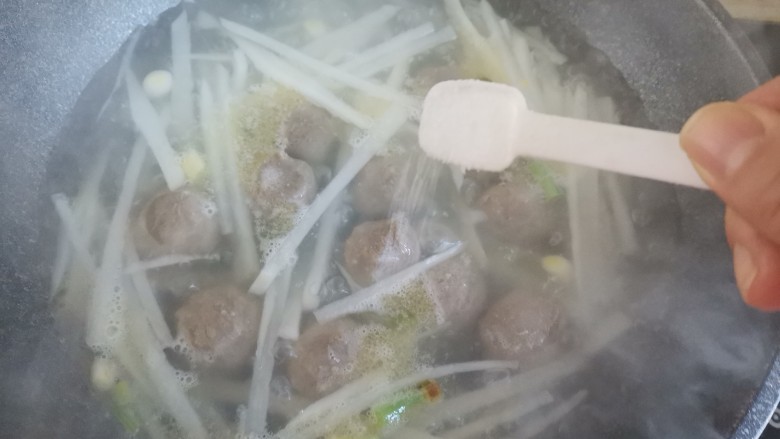 萝卜肉丸汤,加入适量的盐调味