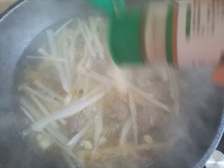 萝卜肉丸汤,加入适量的白胡椒粉