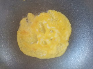 萝卜肉丸汤,起锅倒入少许油，倒入鸡蛋液，摊成鸡蛋饼