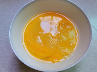 鸡蛋炒乌冬面,鸡蛋打入碗中打散