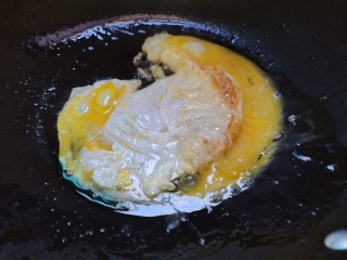 鸡蛋炒乌冬面,鸡蛋下锅煎至成形捞出