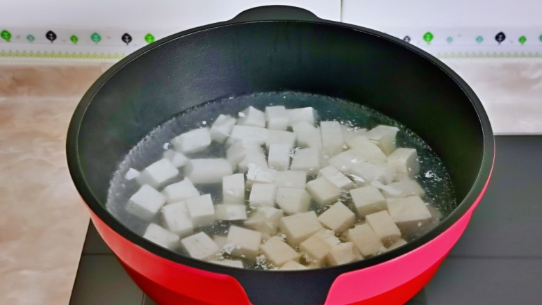 香辣鸭血,豆腐冷水下锅烧开后捞出。