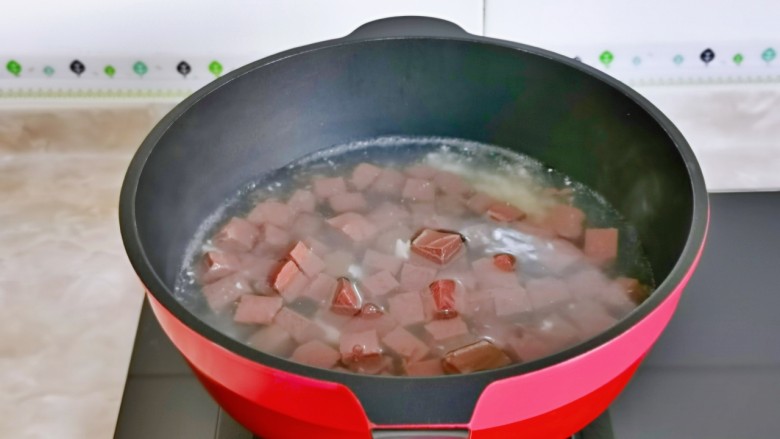 香辣鸭血,鸭血冷水下锅烧开煮两分钟捞出。