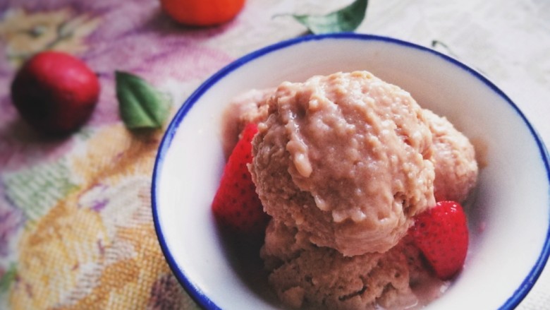 草莓冰激凌,低热量的草莓味冰激凌。