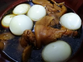 猪脚姜,猪脚小火煲1小时，放入鸡蛋。