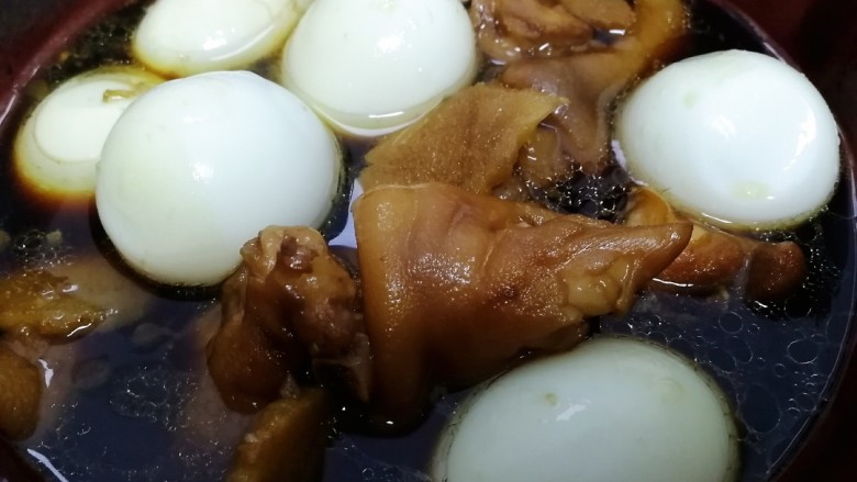 猪脚姜,猪脚小火煲1小时，放入鸡蛋。