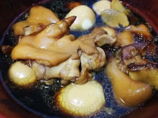 猪脚姜,小火煲30分钟，在汤汁里泡上一晚更入味。