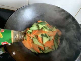 黄瓜胡萝卜片,加入一点耗油调味