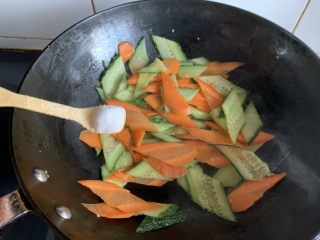 黄瓜胡萝卜片,加入适量食盐，炒至酥软