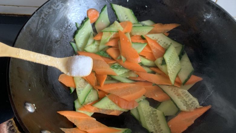 黄瓜胡萝卜片,加入适量食盐，炒至酥软