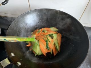 黄瓜胡萝卜片,一点点鸡精提鲜，就可以出锅啦