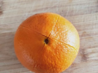 糖渍橙皮,准备好5个橙子，用盐将表皮搓洗干净，从橙子的底部划4刀