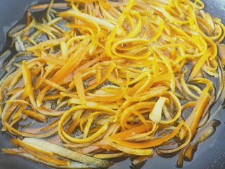 糖渍橙皮,再放入橙皮慢慢熬煮，大约煮10分钟，不断搅拌一下，防止糊锅