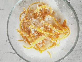 糖渍橙皮,捞出控干糖浆，撒上适量白砂糖，让每条橙皮丝都粘上白糖即可