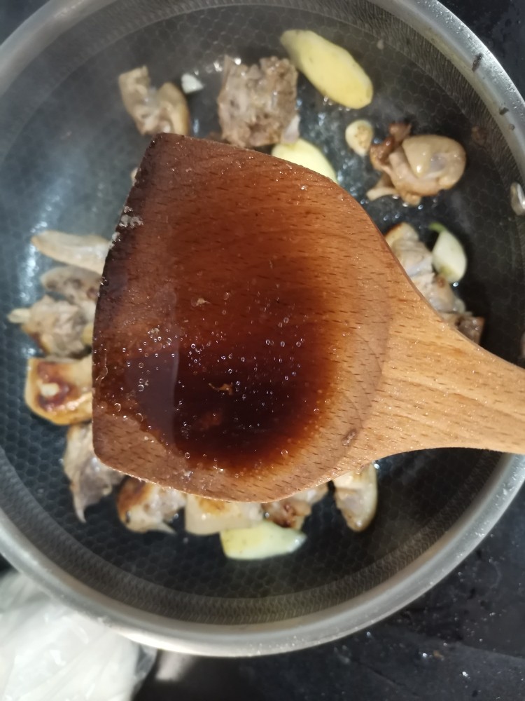 萝卜炖鸭肉,加入醋，炝锅去腥味