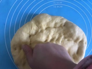 蜂蜜小面包,取出来按压排气，不要揉，会把已经形成的面筋揉断
