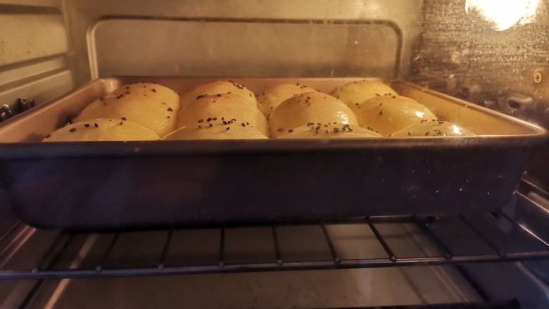 蜂蜜小面包,再次送入烤箱继续上下火180度烤15分钟