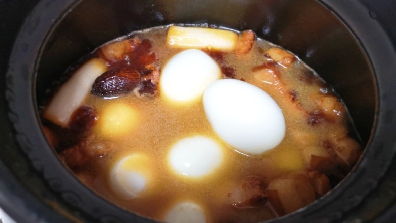 腐竹红烧肉,连肉带汤一起倒入砂锅，放入鸡蛋再次烧开，盖上锅盖小火炖煮90分钟。