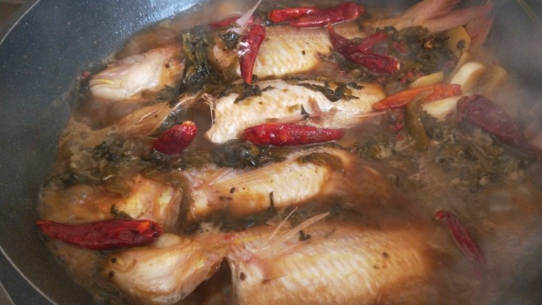 雪菜小黄鱼,加入一碗水烧开。