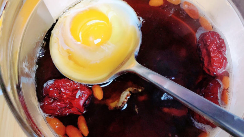 桂圆鸡蛋汤,手托着大勺，不让蛋液漏入汤中。