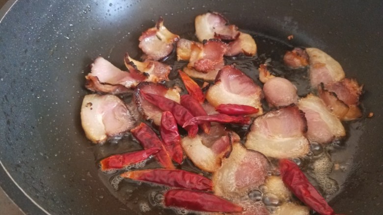 腊肉炒白菜,放入干辣椒翻炒均匀。