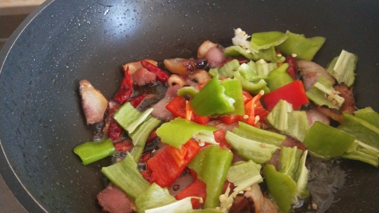 腊肉炒白菜,倒入青红椒。