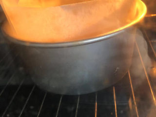 巧克力奶油奶酪蛋糕,烤箱预热120度，烤约1小时以上，网架下面的烤盘里倒入开水，水浴法烤。