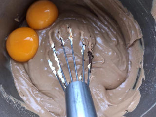 巧克力奶油奶酪蛋糕,分离蛋清蛋黄，加入蛋黄。
