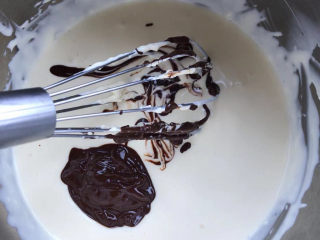 巧克力奶油奶酪蛋糕,马上加入巧克力酱，搅拌均匀。
