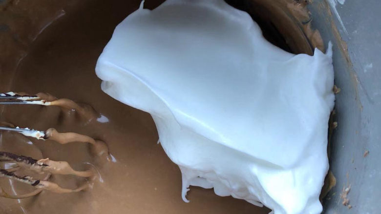 巧克力奶油奶酪蛋糕,取一部分蛋白加入巧克力糊。