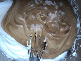 巧克力奶油奶酪蛋糕,倒回剩余的蛋白里。