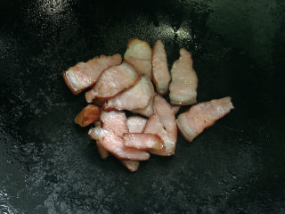 冬笋炒腊肉,腊肉表面呈现焦褐感，切略微收缩出油的情况后。