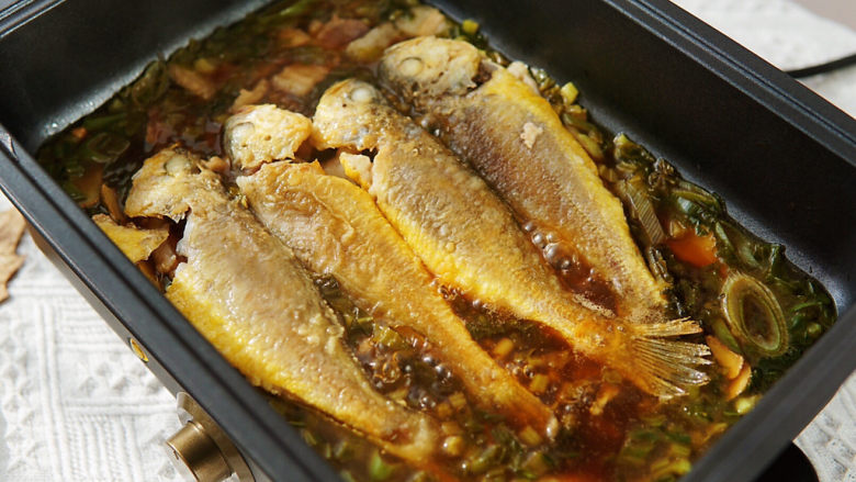 雪菜小黄鱼,放入煎制好的小黄鱼，继续焖炖十分钟入味