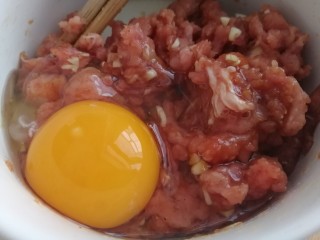 萝卜肉丸汤,打入一个鸡蛋，搅拌均匀。