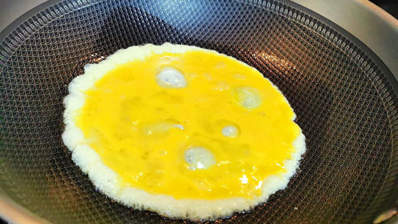 鸡蛋炒乌冬面,锅中加油，倒入蛋液