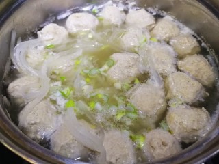 萝卜肉丸汤,文火煮5分钟，萝卜丝变透明。出锅前滴上香油，洒上葱花。