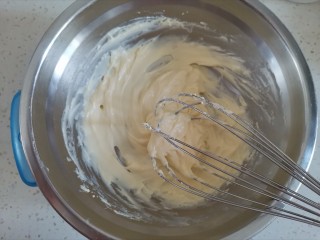 酸奶芝士蛋糕,奶油奶酪隔热水，搅拌至顺滑状态