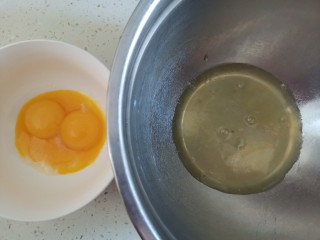 酸奶芝士蛋糕,准备两个干净无油无水的盆，分离蛋清和蛋黄，蛋白里不能掉入蛋黄，否则蛋白打不起来，分离好的蛋白放冰箱冷藏备用