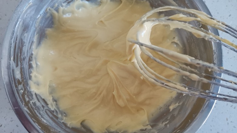 酸奶芝士蛋糕,画“z”字搅拌至顺滑状态