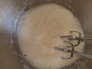 酸奶芝士蛋糕,打发至粗泡变的细腻时加入第二次白砂糖