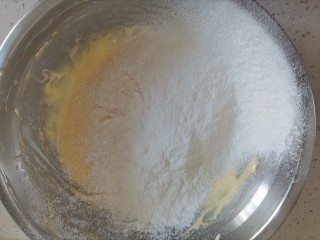 酸奶芝士蛋糕,筛入低筋面粉