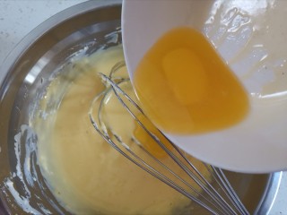 酸奶芝士蛋糕,加入融化好的黄油搅拌均匀