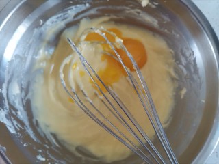 酸奶芝士蛋糕,3个蛋黄分次加入，每次加入后搅拌均匀至顺滑状态再加下一个蛋黄，继续搅拌均匀至顺滑状态