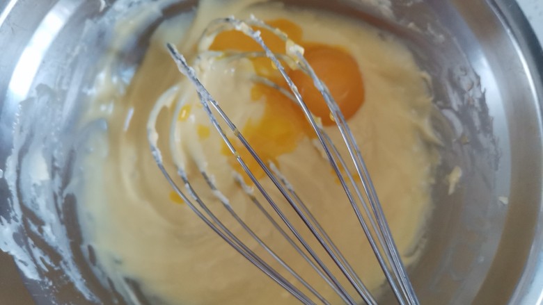 酸奶芝士蛋糕,3个蛋黄分次加入，每次加入后搅拌均匀至顺滑状态再加下一个蛋黄，继续搅拌均匀至顺滑状态