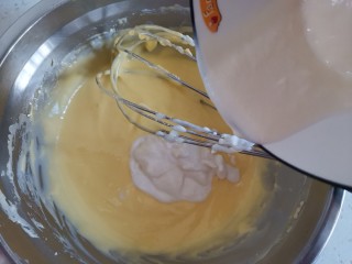 酸奶芝士蛋糕,热水撤掉，加入酸奶搅拌均匀至顺滑状态