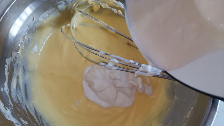 酸奶芝士蛋糕,热水撤掉，加入酸奶搅拌均匀至顺滑状态