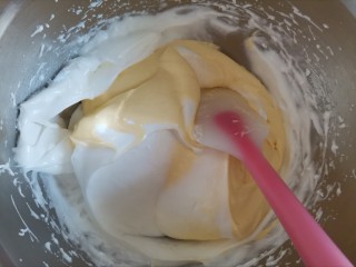 酸奶芝士蛋糕,再倒回蛋白霜里