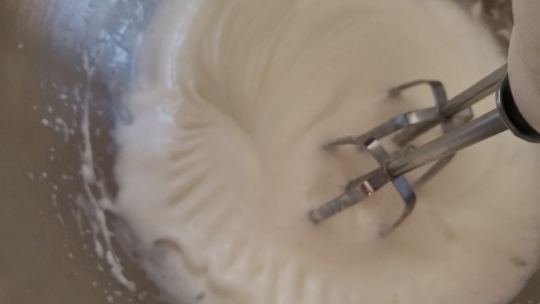 酸奶芝士蛋糕,打发至出现明显纹路时加入最后的白砂糖