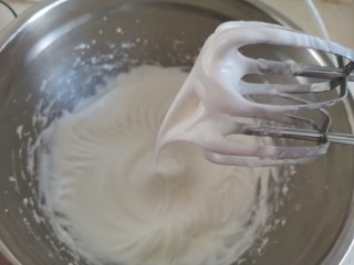 酸奶芝士蛋糕,打发至湿性发泡，即提起打蛋器有直立的小弯勾